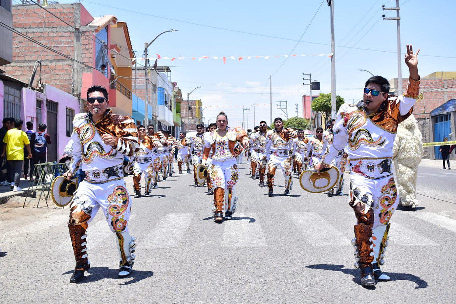 Pasacalle y concurso de danzas en Ciudad Nueva
