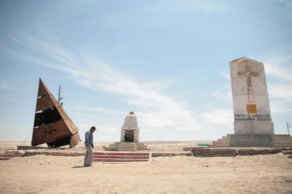 Con cargador frontal removieron 'cripta de los héroes'