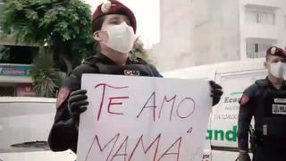 Emotivo: policía se reencuentra con su madre tras no verla en 50 días (VIDEO)