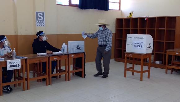 En el colegio Carolina Freyre se instalaron seis mesas para la elección de los sameños. (Foto: Adrian Apaza)