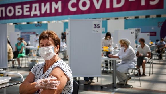Rusia está batiendo récords de infecciones y muertes diarias debido a la baja tasa de vacunación de la población, en un contexto de desconfianza hacia las autoridades. (Foto: Dimitar DILKOFF / AFP)