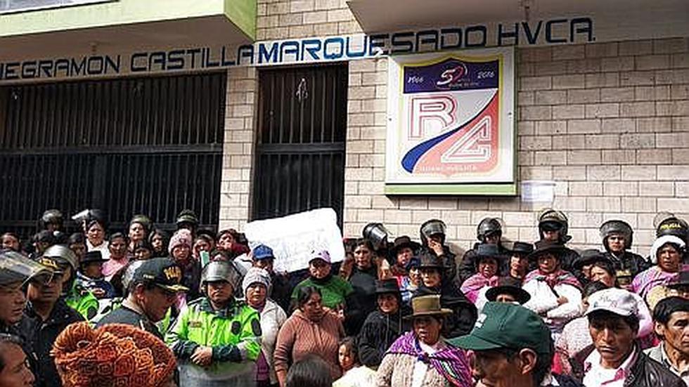 Padres del I.E. Ramón Castilla protestan contra Jornada Escolar Completa 