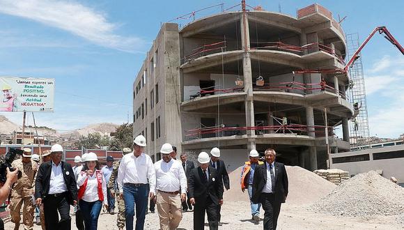 Presidente inspecciona construcción de aulas de la UNAM
