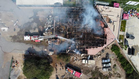 Incendio de gran magnitud se presenta en local colindante a las  instalaciones de la universidad UPC. Foto: César Campos/GEC