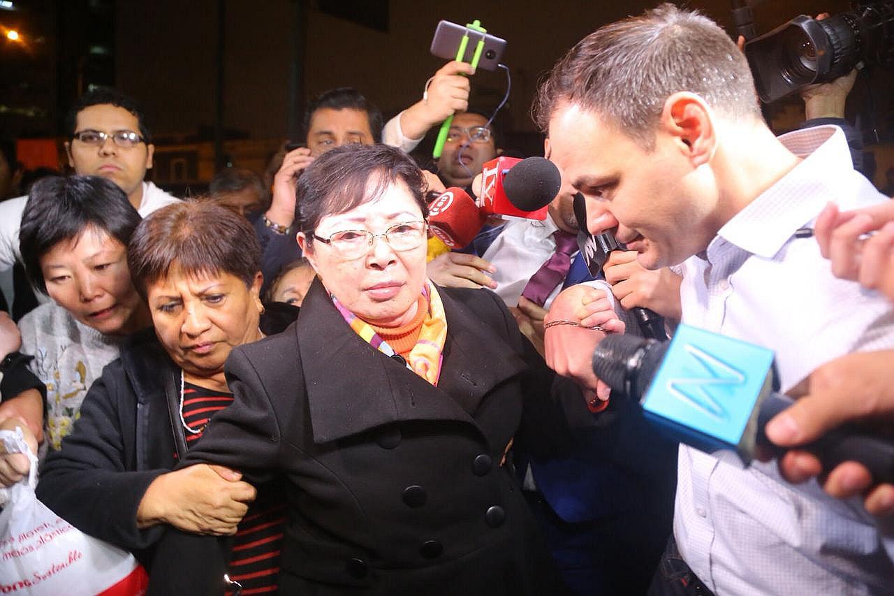 Susana Higuchi visita a Keiko Fujimori del brazo de Mark Vitto (VIDEO)