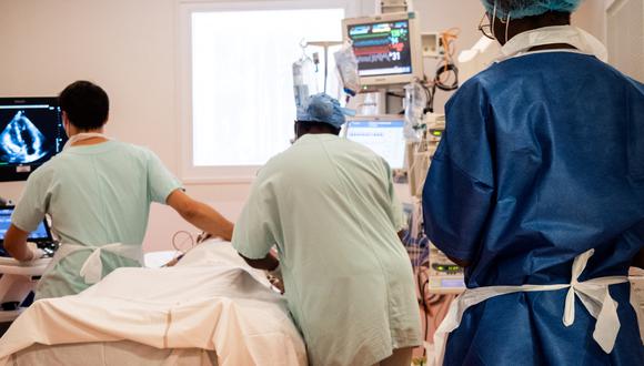 Imagen referencial de un paciente siendo operado en un hospital (Foto: Carla BERNHARDT / AFP)