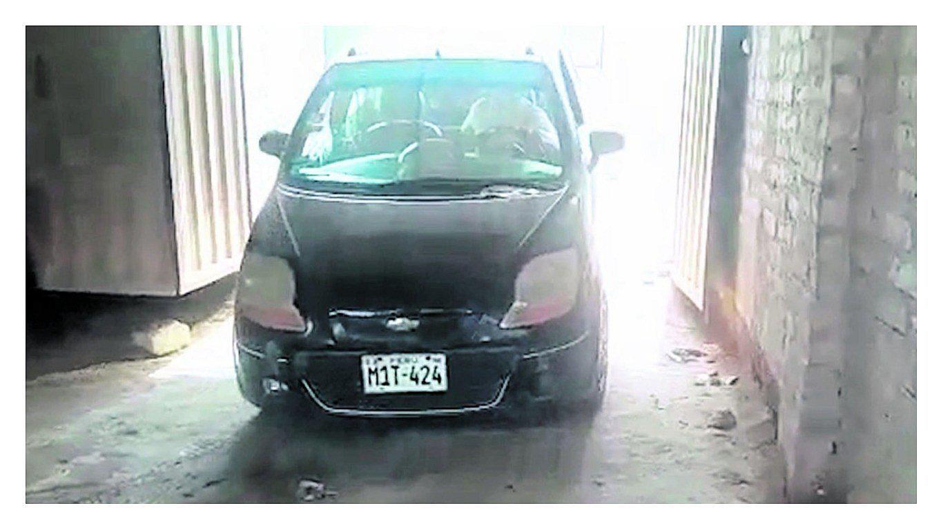 Presuntos policías extorsionan a taxista 