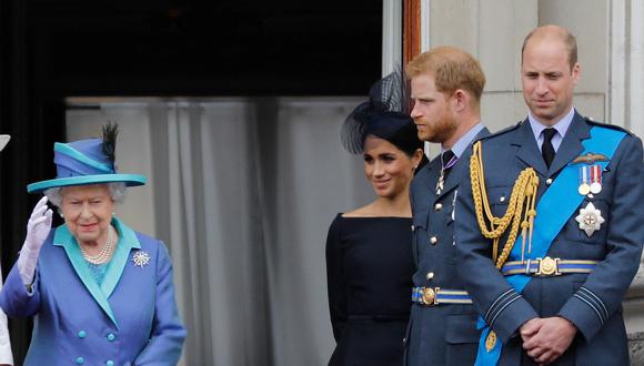 La reina Isabel II decidió y aprobó la moción porque quiere mostrar la unidad familiar y evitar que su nieto y su hijo sean humillados públicamente. . (Foto: AFP)