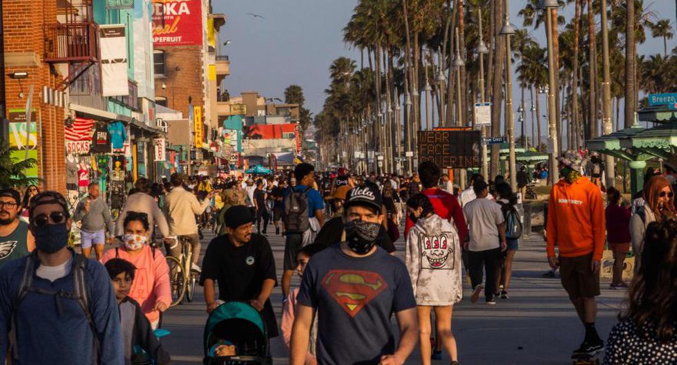 California ordena el uso de mascarillas en público para evitar la propagación del COVID-19. (AFP/Apu GOMES).