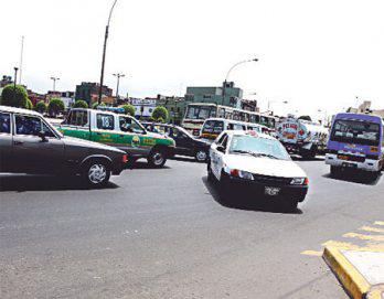 Peligroso cruce en calle de Breña