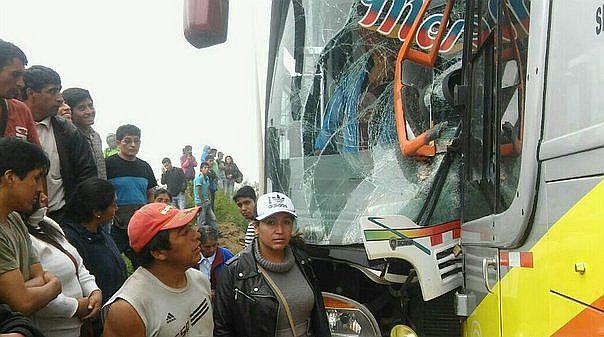 Dos ómnibus chocan debido a densa neblina en la sierra