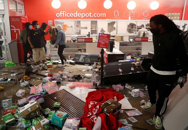 Se ven artículos dañados dentro de una tienda de suministros de oficina durante una manifestación contra la muerte en la custodia policial de Minneapolis del hombre afroamericano George Floyd, en Minneapolis. (REUTERS/Lucas Jackson).