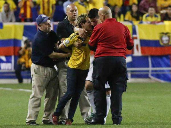 James Rodríguez protegió a hincha de la seguridad para firmar su camiseta (VIDEO)