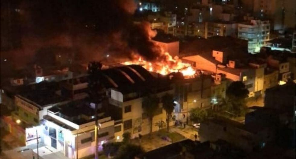 El incendio se registra exactamente en la calle José María Plaza con el cruce de la avenida Brasil, en el Colegio Santa María de Fatima. Foto: Difusión