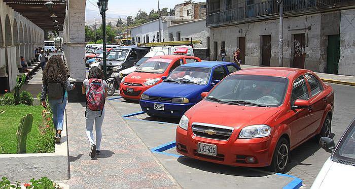 Los pro y contra de la "zona azul que permite el parqueo" en Arequipa