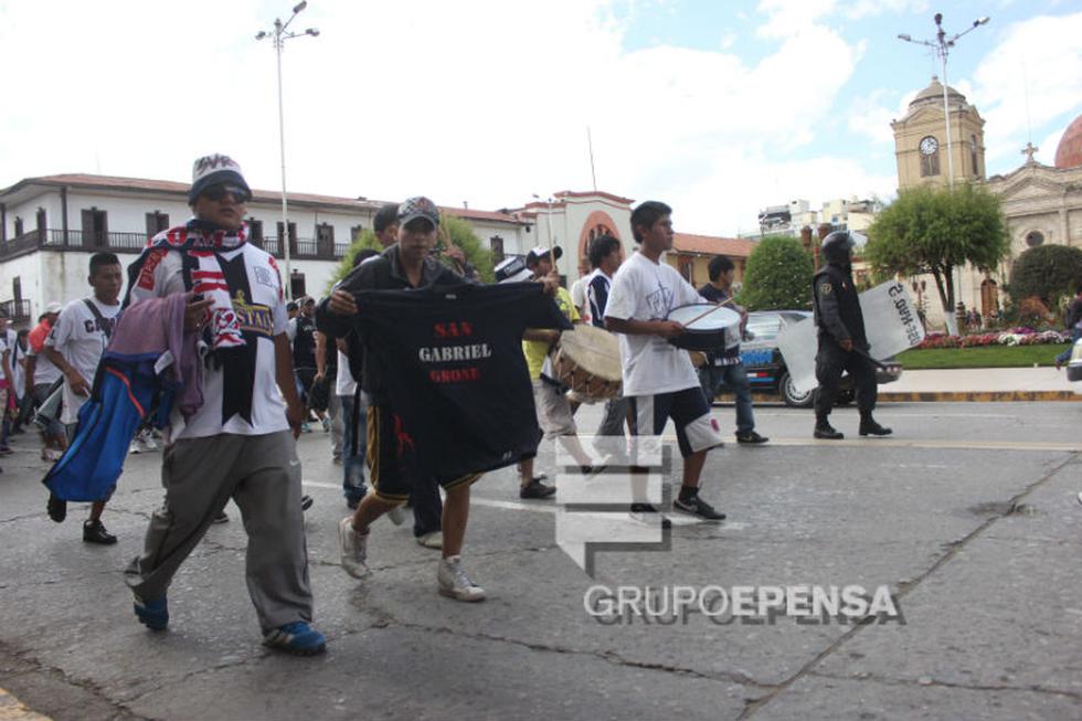 Contingente policial resguarda paso de hinchada aliancista 