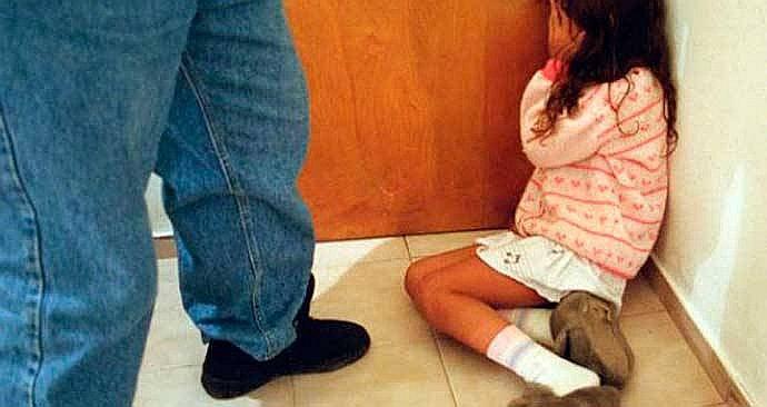 Padres de niña de 3 años denuncian que menor fue violada en colegio y director niega la acusación 