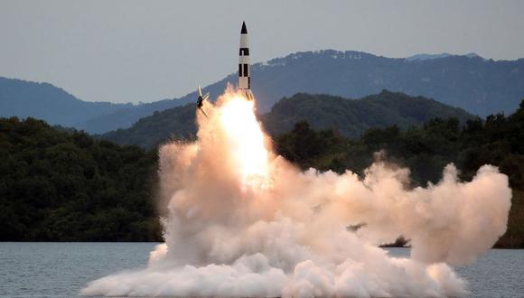 Una prueba de entrenamiento de lanzamiento de misiles Hokkaido realizada por la Unidad de Operaciones Nucleares Tácticas del Ejército Popular de Corea en un lugar no revelado. (Foto de KCNA VÍA KNS / AFP)