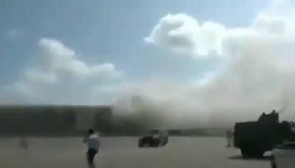 Momento exacto que un misil impacta en un aeropuerto de Yemen. (Foto: YouTube)