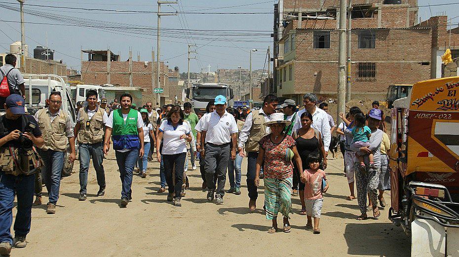 Elsa Galarza recorre zonas afectadas por huaico en El Porvenir 