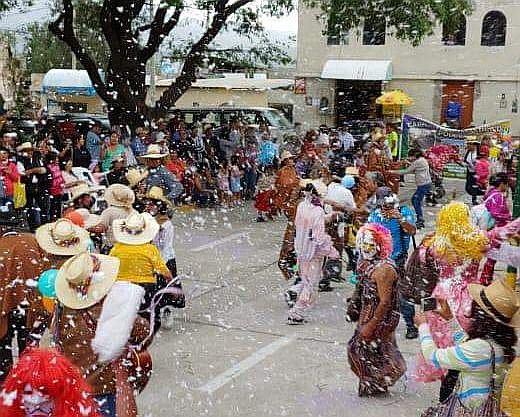 Seis comparsas distritales participan en carnaval de Quequeña