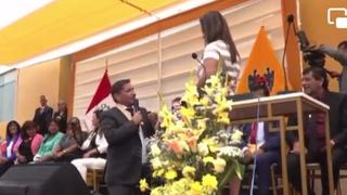 Alcalde de Comas le pidió matrimonio religioso a su esposa durante ceremonia de juramentación (VIDEO)