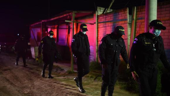 Miembros de la policía son vistos resguardando en una cárcel al oeste de Guatemala. (Foto referencial: EFE/Edwin Bercián).