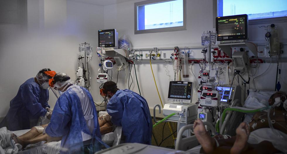 Trabajadores de salud atienden a paciente con COVID-19 en un hospital de Argentina, el 13 de abril de 2021. (RONALDO SCHEMIDT / AFP).