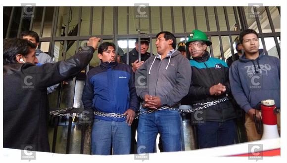 Junín: mineros de empresa Argentum se encadenan en la puerta del gobierno regional 