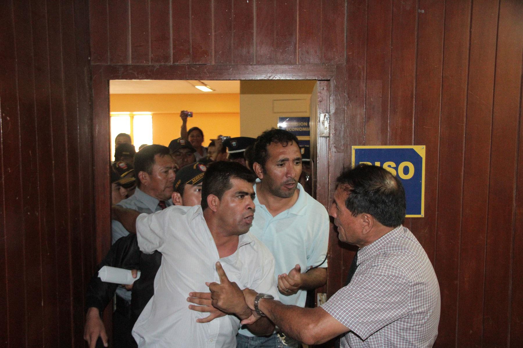 YouTube: Moradores arman trifulca a alcalde durante rendición de cuentas