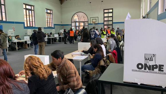 Imagen referencial. Un grupo de peruanos participa de las elecciones parlamentarias de 2020 en Roma, Italia. (Foto: Cancillería)