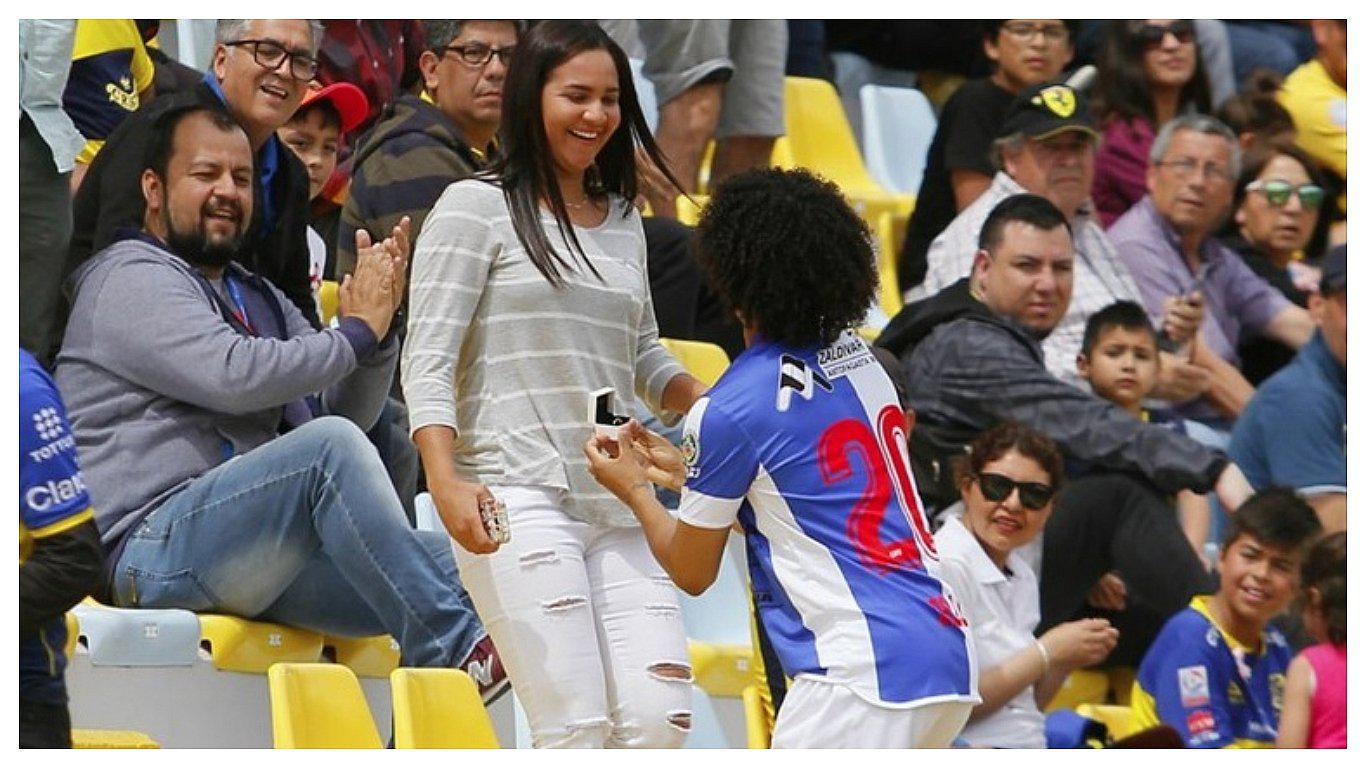 ​Futbolista celebró gol pidiéndole matrimonio a su novia (FOTOS y VIDEO)