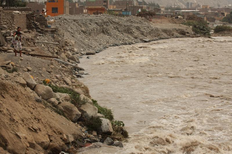 Lavaderos de carros contaminan el río Coata