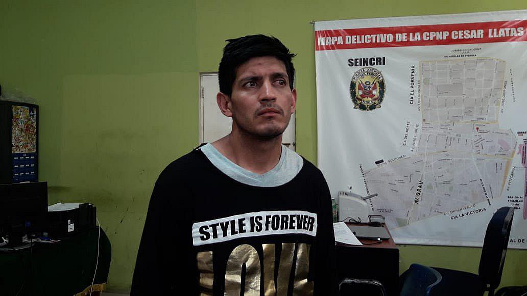 Hombre arroja aceite y golpea a una venezolana para robarle (VIDEO)