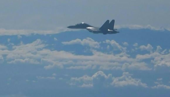 Esta captura de pantalla hecha de un video publicado por la emisora ​​estatal china CCTV muestra un avión militar chino volando como parte de ejercicios militares cerca de Taiwán el 5 de agosto de 2022. (Foto: CCTV / AFP)
