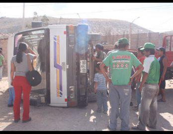 Combi pierde el control y se voltea