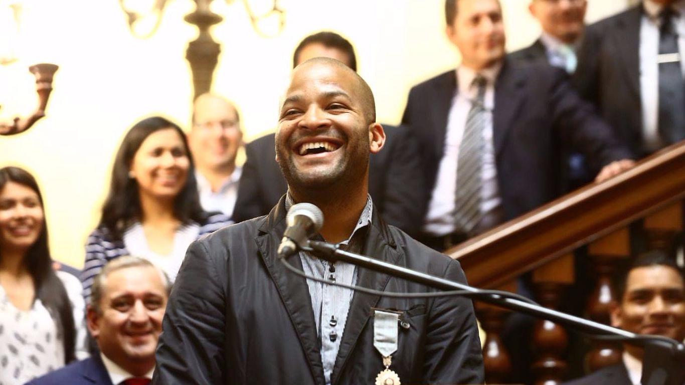 Alberto Rodríguez hizo singular broma durante homenaje a la Blanquirroja en el Congreso (VIDEO)