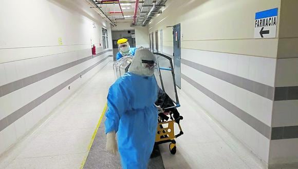 En las salas de internamiento, ellas dedican las 24 horas del día al cuidado de los pacientes con el virus en la región Junín