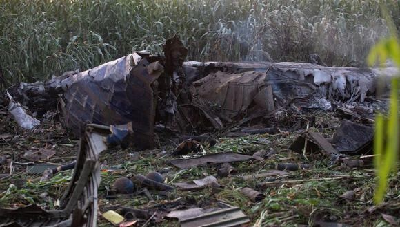 Los restos de un avión Antonov An-12 que se estrelló cerca de Antiphilippi, Kavala, norte de Grecia, el 17 de julio de 2022. (Foto: EFE/EPA/ACHILLEAS CHIRAS)