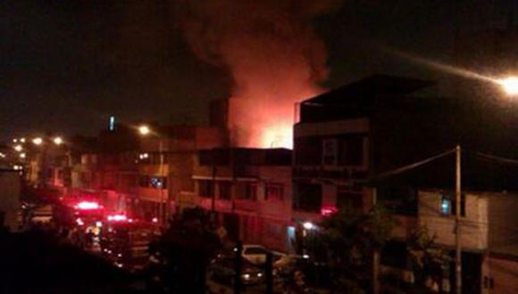 La Victoria: Bomberos sofocan incendio en vivienda