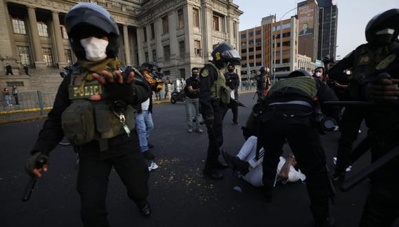 Los enfrentamientos entre ciudadanos y efectivos de la Policía Nacional siguieron hoy en la capital peruana.  Fotos : Cesar Bueno/ @photo.gec