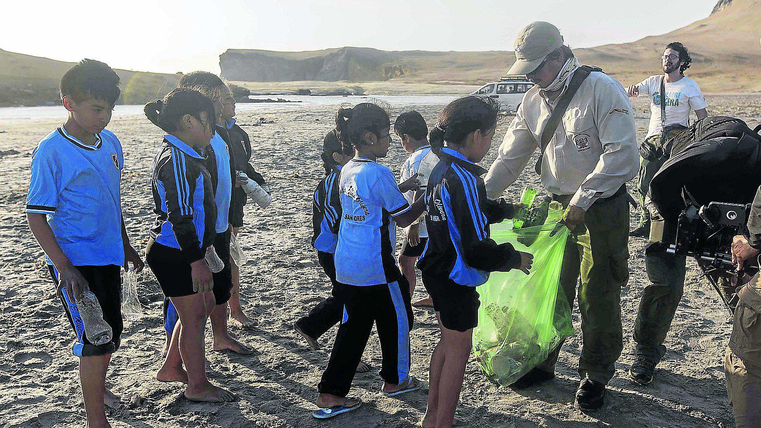 Realizan campaña de limpieza en playas de la reserva de Paracas 