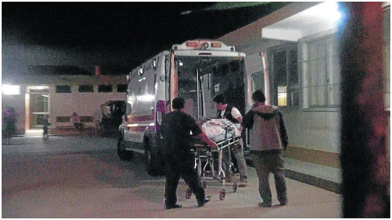 Dos jóvenes graves al chocar su motocicleta 