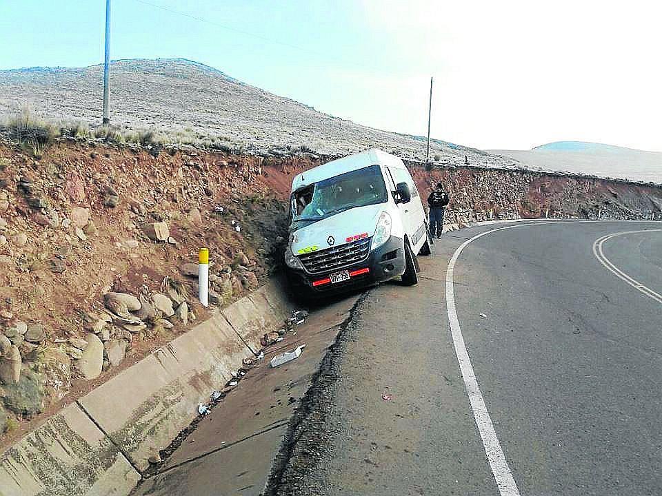 Despiste de combi deja ocho heridos en la vía Juliaca-Arequipa