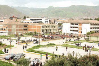 La UNSAAC de aniversario, fiesta aguada por críticas