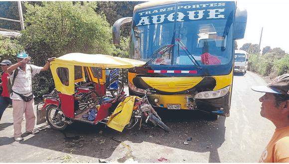Mototaxita grave tras chocar contra minibús en Jayanca