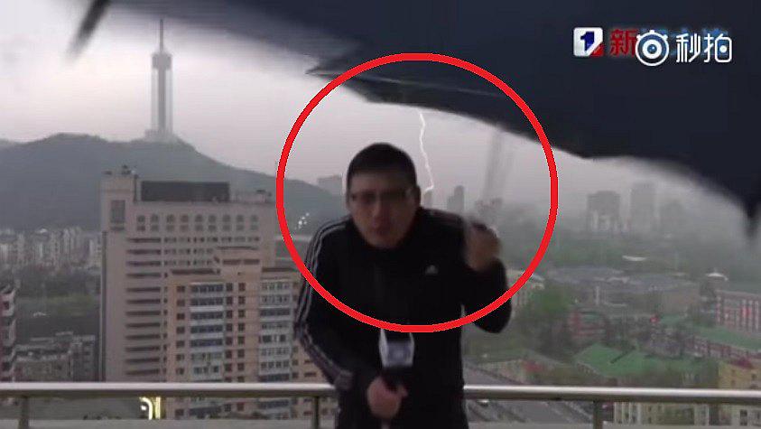 YouTube: rayo impacta a reportero chino en vivo (VIDEO)