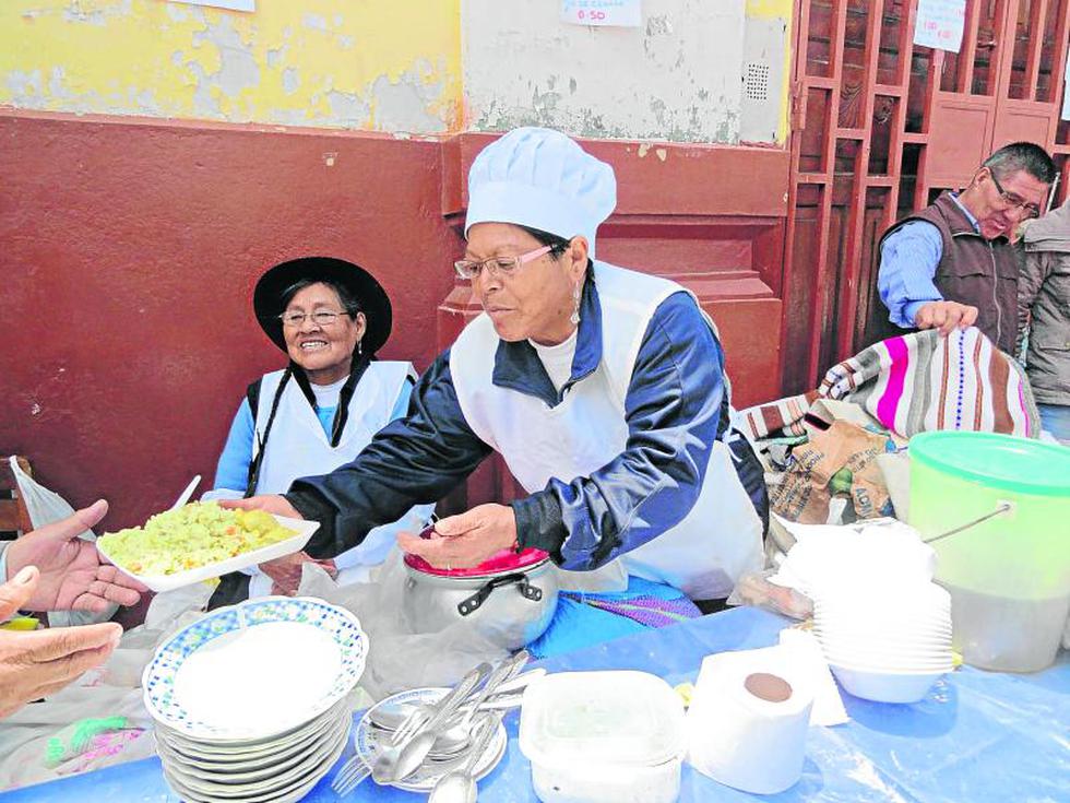 Abuelitas preparan deliciosos platos a precios cómodos 