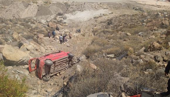 Al parecer, el chofer habría intentado sobrepasar a otro vehículo, pero perdió el control de su unidad y encontró un trágico final. (Foto: Difusión)