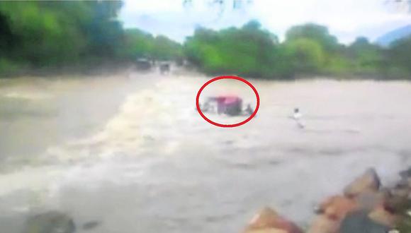 Mototaxi con seis docentes es arrastrada por río en Chulucanas (VIDEO) 